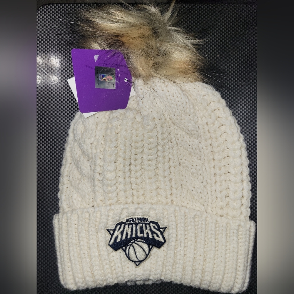 New York Knicks Winter Beanie Hat Pom Pom Biege NYC NYK Patch